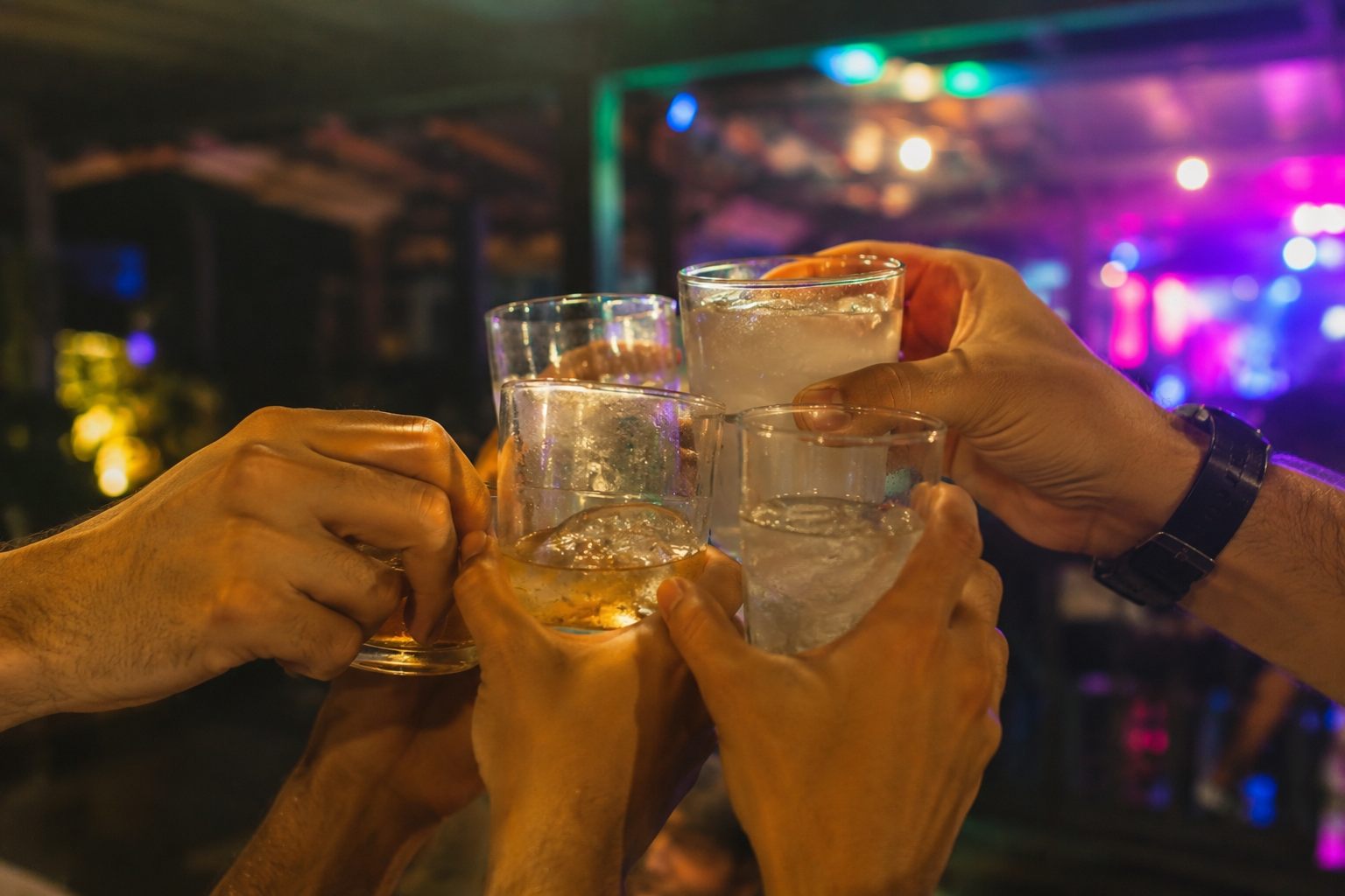Brindis en el ambiente de la fiesta