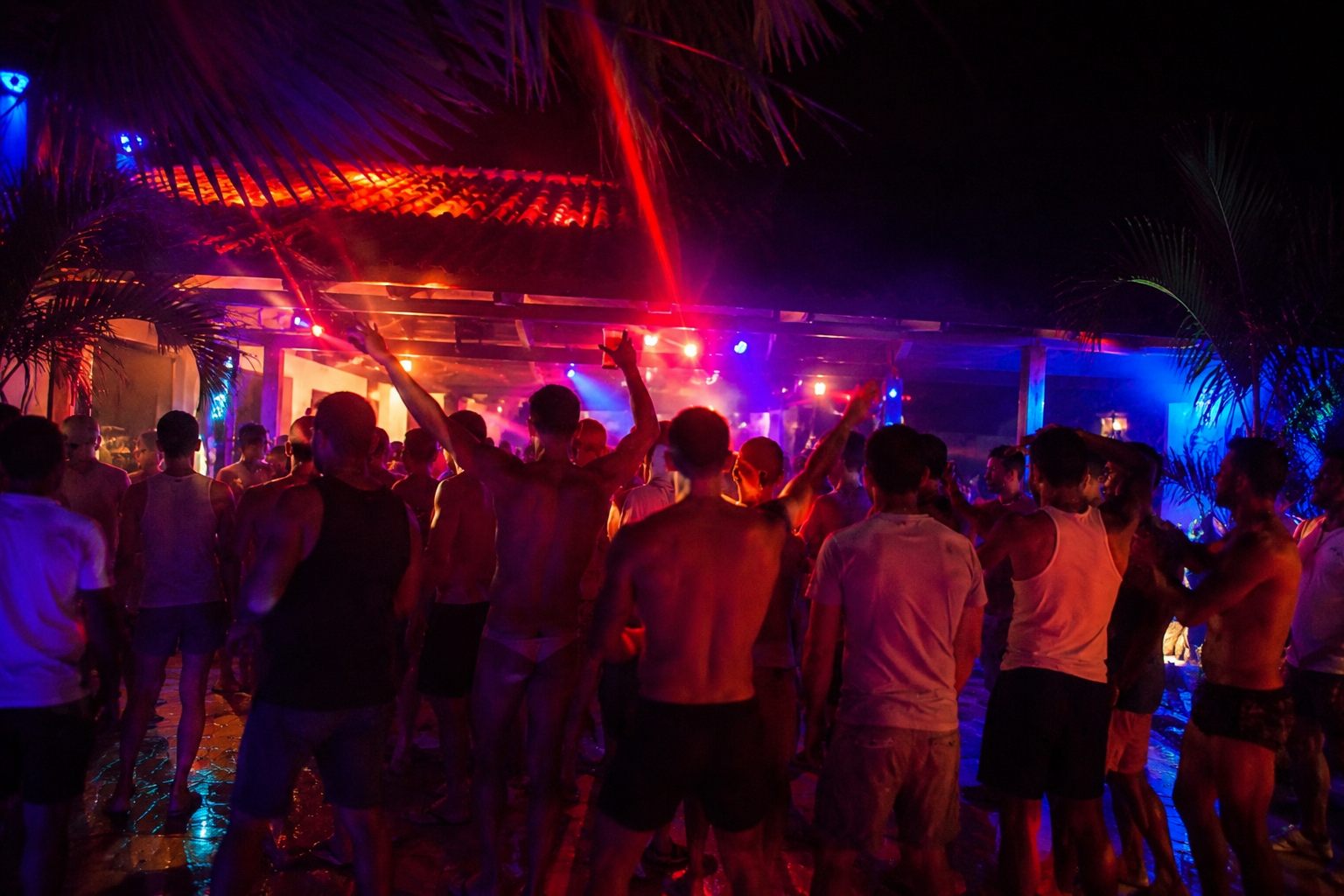 Hombres gay en la fiesta de Libre Expresión — 1TuOne Reverse